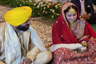 Punjab CM Mann gets married to doctor from Kurukshetra  bhagwant mann wedding  punjab cm bhagwant mann wedding photos  aravind kejriwal in bhagawant mann wedding  kejriwal and bhagwant mann  bhagwant mann gurpreet kaur photos  ഭഗവന്ത് മാന്‍ വിവാഹം  അരവിന്ദ് കെജ്‌രിവാള്‍  ഭഗവന്ത് മാന്‍ വിവാഹ ചിത്രങ്ങള്‍