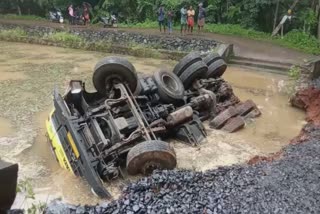 lorry carrying tar fell into pond  neyyattinkara lorry accident  ലോറി കുളത്തിൽ വീണു  നെയ്യാറ്റിൻകര ലോറി അപകടം  ടാറുമായി എത്തിയ ലോറി കുളത്തിൽ വീണു  ലോറി മറിഞ്ഞ് അപകടം