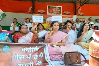 mahila congress committee protest against price rise