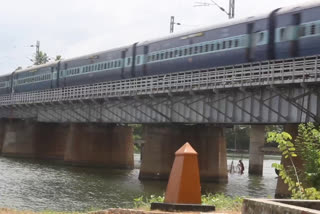 peruman train accident  kollam train accident  peruman railway accident  33rd anniversary of peruman train tragedy  പെരുമണ്‍ തീവണ്ടി ദുരന്തം  പെരുമൺ ദുരന്തം വാര്‍ഷികം  കൊല്ലം ട്രെയിന്‍ അപകടം  ഐലൻഡ് എക്‌സ്‌പ്രസ് അപകടം