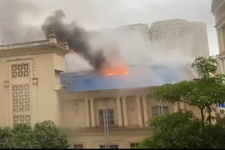 Fire breaks out in Mumbai supermarket