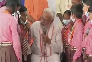 pm modi interacts with school children