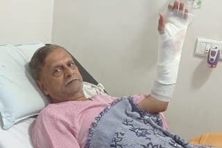 two elderly persons were seriously injured after falling into a ditch in kalyan dombivali