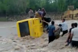 School bus drowned in water in Gujrat  student was rescued in Jamnagar  Gujrat school bus overturns news  ಗುಜರಾತ್​ನಲ್ಲಿ ನೀರಿಗೆ ಉರುಳಿ ಬಿದ್ದ ಶಿಕ್ಷಕರು ಮತ್ತು ವಿದ್ಯಾರ್ಥಿಗಳಿದ್ದ ಶಾಲಾ ಬಸ್  ಜಾಮ್​ನಗರದಲ್ಲಿ ಶಾಲಾ ವಿದ್ಯಾರ್ಥಿಗಳ ರಕ್ಷಣೆ  ಗುಜರಾತ್​ನಲ್ಲಿ ನೀರಿಗೆ ಬಿದ್ದ ಶಾಲಾ ಬಸ್​ ಸುದ್ದಿ