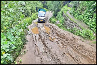 Vehicles stuck in the mud in karsog