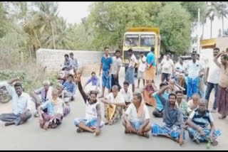 டாஸ்மாக் கடை வேண்டும் என மதுபிரியர்கள் போராட்டம்