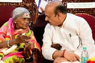 Saalumarada Thimmakka has been appointed as Eco Ambassador  പരിസ്ഥിതി പ്രവർത്തക സാലുമറദ തിമ്മക്ക ഇക്കോ അംബാസഡർ  പരിസ്ഥിതി പ്രവർത്തക പത്മശ്രീ ജേതാവ് സാലുമരാട തിമ്മക്ക  environment ambassador and state cabinet minister to Thimmakka  സാലുമറദ തിമ്മക്ക