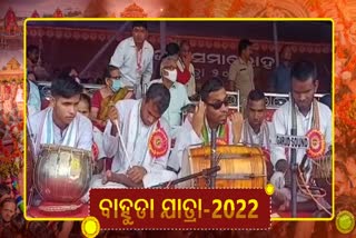 handicapped artist performing bhajan at puri bahuda yatra