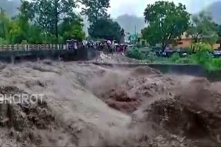 kotdwar-amsaur-national-highway-closed-due-to-landslide-in-dugadda