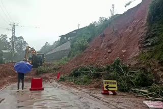 മൂന്നാർ ദേവികുളം റോഡിൽ മണ്ണിടിച്ചിൽ  മൂന്നാര്‍ കനത്ത മഴ  മൂന്നാർ പൊലീസ് സ്റ്റേഷന്‍ മണ്ണിടിച്ചില്‍  landslide at munnar devikulam road  idukki heavy rain  idukki landslide latest news