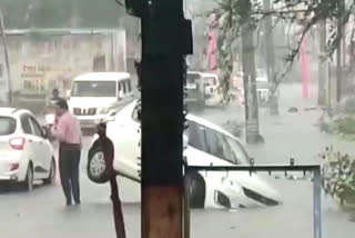 Car fell into a drain in Bhilwara during heavy rainfall