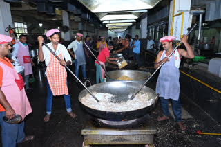 Ten tons of khichdi cooked in Sai Baba Prasadalaya