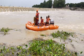 शिवनाथ नदी में बहा बच्चा