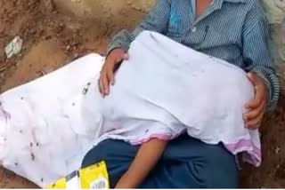 معصوم بچہ سڑک پر اپنے چھوٹے بھائی کی لاش کو لے کر گھنٹوں بیٹھا رہا، ہسپتال میں ایمبولنس نہیں