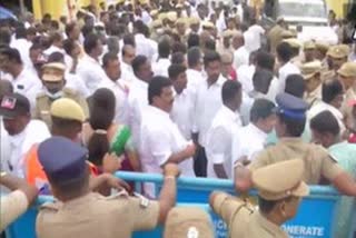 Clashes outside AIADMK headquarters, O Panneerselvam reaches party office
