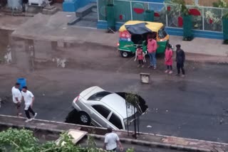 Suddenly car Fell down in Pit On Road Due to Ahmedabad rain