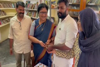 Donates gold bangle for kidney patient treatment