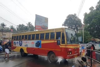 kozhikode news  helping mentality of ksrtc staff  ksrtc staff help women passenger at sulthan batheri  passenger felt physical illness on wayanad pass  മാതൃകയായി കെഎസ്ആർടിസി ജീവനക്കാർ  വിദ്യാർത്ഥിനിയെ രക്ഷിച്ച് കെഎസ്ആർടിസി  സഹായമായി കെഎസ്ആർടിസി ജീവനക്കാർ