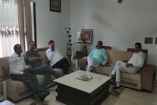 Congress leaders gathered at Harak Singh Rawat's house