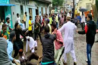 Fighting in Miraj fish market