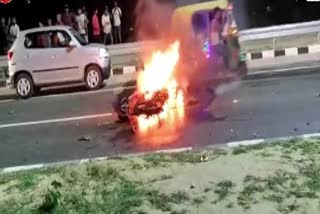आक्रोशित लोगों ने बाइक में लगाई आग