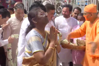 droupadi-murmu-pays-tribute-to-swami-vivekananda-at-his-ancestral-residence-in-kolkata