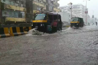 Heavy rains in Mumbai amid orange alert