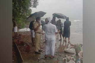 തോണി മറിഞ്ഞ് ഒരാളെ കാണാതായി  കോഴിക്കോട് കടലില്‍ തോണി മറിഞ്ഞു  ഉരുപുണ്യകാവിൽ കടലിൽ തോണി മറിഞ്ഞു  man missing after canoe capsizes  canoe capsized in kozhikode  boat capsizes in kozhikode