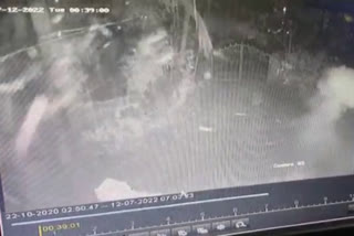 kannur rss office bomb attack  bomb hurled at rss office in kannur  cctv video of bomb attack on rss office in kannur  കണ്ണൂരില്‍ ആർഎസ്എസ് ഓഫിസിന് നേരെ ബോംബേറ്  ആര്‍എസ്‌എസ്‌ ഓഫിസ് ബോംബാക്രമണം സിസിടിവി ദൃശ്യം  പയ്യന്നൂരിൽ ആർഎസ്എസ് ഓഫിസ് ബോംബാക്രമണം