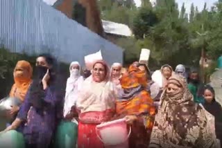 پختون پتی وسن کے لوگوں کا محکمہ جل شکتی کے خلاف احتجاج