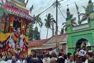 Anjaneya Swamy chariot pulled by Muslim brothers in Tumkur, Anjaneya chariot pulled by Hindu Muslim brothers in Tumkur, Tumkur news, ತುಮಕೂರಿನಲ್ಲಿ ಆಂಜನೇಯ ಸ್ವಾಮಿ ರಥ ಎಳೆದ ಮುಸ್ಲಿಂ ಬಾಂಧವರು, ತುಮಕೂರಿನಲ್ಲಿ ಆಂಜನೇಯ ರಥ ಎಳೆದ ಹಿಂದೂ ಮುಸ್ಲಿಂ ಬಾಂಧವರು, ತುಮಕೂರು ಸುದ್ದಿ,