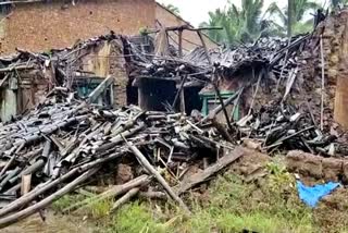 houses wall collapsed due to heavy rain in Belagavi, Belagavi rain news, Belagavi rain update, ಬೆಳಗಾವಿಯಲ್ಲಿ ಧಾರಾಕಾರ ಮಳೆಗೆ ಮನೆಗಳ ಗೋಡೆಗಳು ಕುಸಿತ, ಬೆಳಗಾವಿ ಮಳೆ ಸುದ್ದಿ, ಬೆಳಗಾವಿ ಮಳೆ ಅಪ್​ಡೇಟ್​,