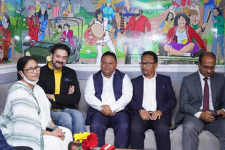 CM Mamata Banerjee sing with actor Saheb in Darjeeling coffee house