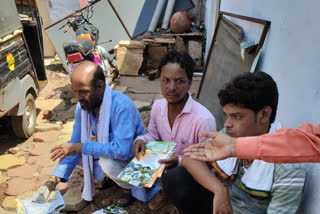 Shivpuri congress supporter distributing liquor