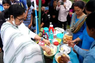 Chief Minister Mamata makes fuchka Panupuri for tourists
