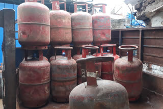 Illegal LPG storage and gas refilling business busted in jamshedpur