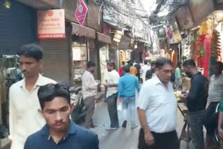 shopkeeper in chandni chowk attacked due to molestation
