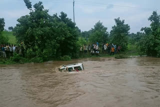 Scorpio coming from Maharashtra to Betul got trapped in flood