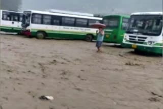 heavy-rain-in-manali-rain-water-entered-buses