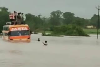 virur police rescue 35 people on flood water chandrapur