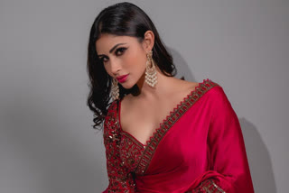 mouni roy saree looks,mouni roy in saree,mouni roy latest photos,mouni roy latest pics,mouni roy pics,mouni roy hot pics,mouni roy in satin saree mouni roy,ಹಿಂದಿಯ ಪ್ರಸಿದ್ಧ ರಿಯಾಲಿಟಿ ಶೋ,ಡ್ಯಾನ್ಸ್ ಇಂಡಿಯಾ ಡ್ಯಾನ್ಸ್ ರಿಯಾಲಿಟಿ ಶೋ,ಸ್ಯಾಟಿನ್ ಸೀರೆಯಲ್ಲಿ ಮೌನಿ ರಾಯ್,ಸಾಂಪ್ರದಾಯಿಕ ಬಟ್ಟೆಯಲ್ಲಿ ಬಾಲಿವುಡ್​ ನಟಿಯರು,ಸೀರೆಯಲ್ಲಿ ಕಾಣಿಸಿಕೊಂಡ ನಟಿಯರು,ಮೌನಿ ರಾಯ್ ಸ್ಟೈಲಿಶ್​ ಪೋಟೋ,ಮೌನಿ ರಾಯ್ ಸಿನಿಮಾಗಳು,ಮೌನಿ ರಾಯ್ ಫೋಟೋಗಳು