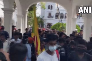 protesters take over sri lankan PM office  ശ്രീലങ്കന്‍ പ്രധാനമന്ത്രിയുടെ ഓഫിസ്‌ പിടിച്ചെടുത്ത് പ്രക്ഷോഭകര്‍  ശ്രീലങ്കയില്‍ അടിയന്തരാവസ്ഥ  emergency in srilanka