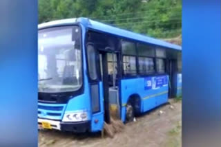 Bus caught in flash flood in Manali
