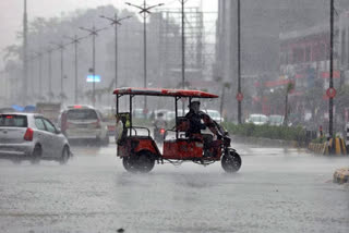 17 dead on Wednesday as monsoon fury hits India: 10 points