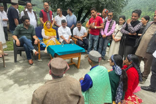 Pratibha Singh meet the families of the victims in the accident