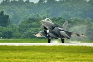 India stations Rafale fighters at Leh  sends tough message to China  ലഡാക്കില്‍ റഫാൽ യുദ്ധവിമാനം വിന്യസിച്ച് ഇന്ത്യ  വിമാനം പറത്തി പ്രകോപിപ്പിച്ച ചൈനയ്‌ക്ക് ഇന്ത്യയുടെ മറുപടി