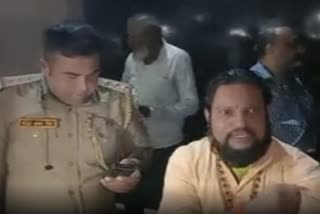 कानपुर में एक टेनरी के बाहर दो पक्षो में पुलिस के सामने जमकर हुई मारपीट