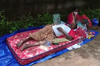 land exchange dispute kadakkal  bedridden patient in strike in front of bus owner house  bedridden patient and family in strike  ഭൂമി ഇടപാടിനെ ചൊല്ലി തർക്കം  കിടപ്പുരോഗി സമരത്തിൽ  കിടപ്പുരോഗിയും കുടുംബവും ബസ് ഉടമയുടെ വീടിന് മുന്നിൽ സമരത്തിൽ