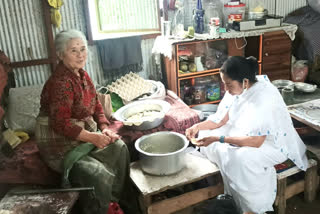 CM Mamata Banerjee makes momo in Darjeeling