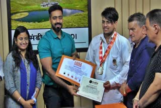 Sunny Thakur made a world record by traveling 2546 km